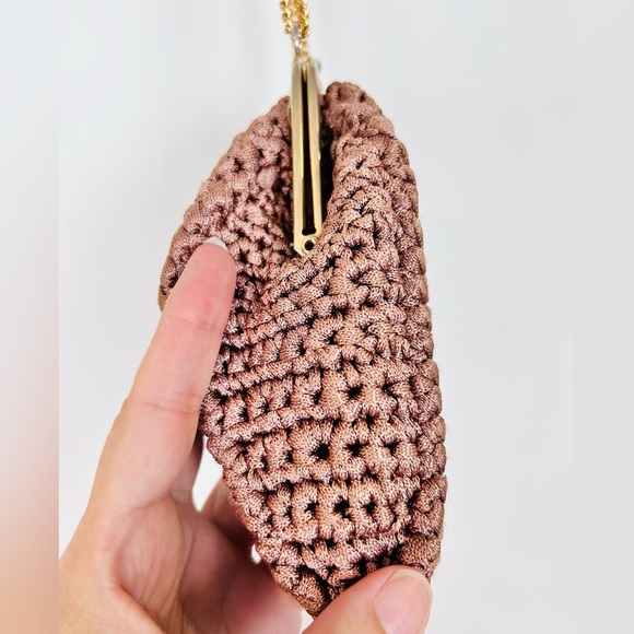 Vintage 60s Crocheted Handbag, Decorative Gold Frame & Chain, Kiss Clasp - Picture 8 of 11